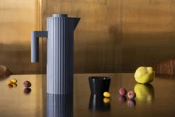 Alessi Plissé Thermosfles 1 Liter Kunststof Grijs 6 Alessi Plissé Thermosfles 1 Liter Kunststof Grijs -Best Drankjes Winkel 0013 mdl12 g amb h 300dpi 1250pxl