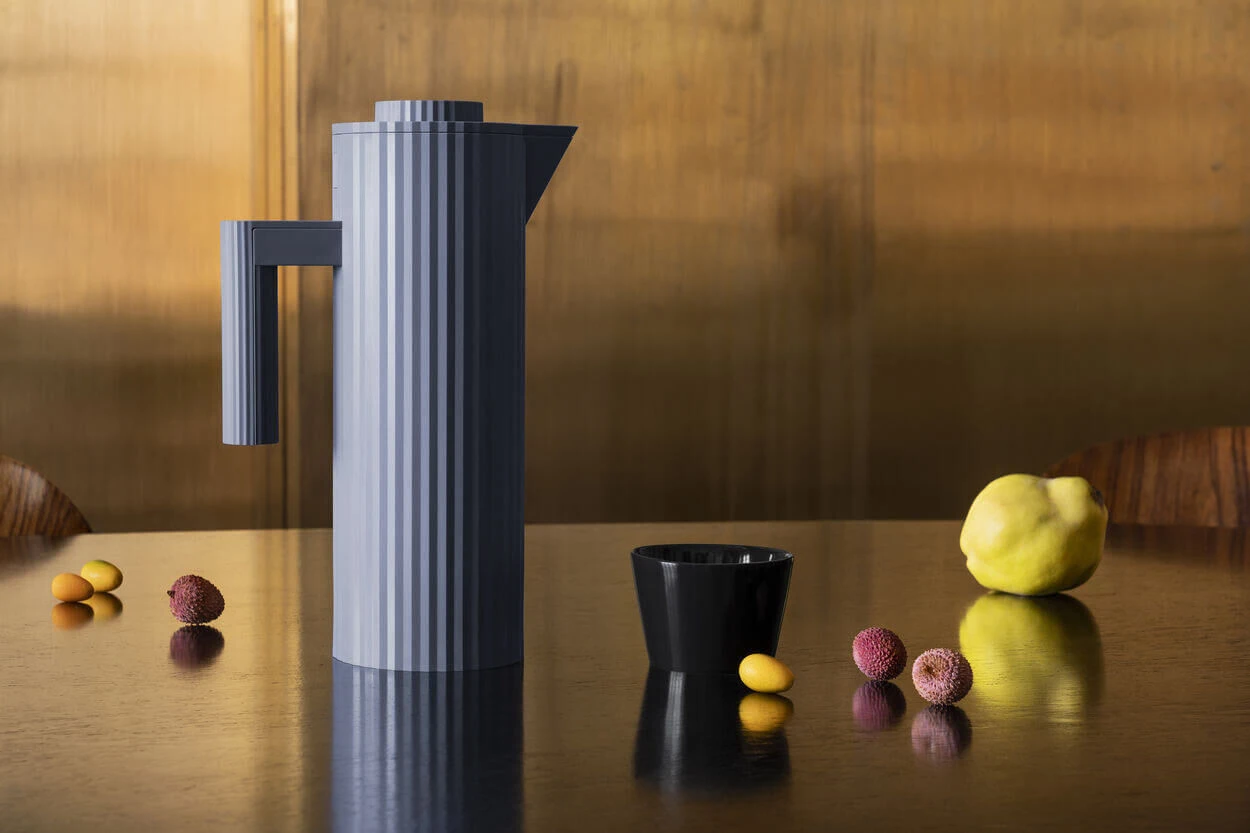 Alessi Plissé Thermosfles 1 Liter Kunststof Grijs 4 Alessi Plissé Thermosfles 1 Liter Kunststof Grijs - Afbeelding 2