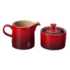 Le Creuset Suiker- En Melkset Aardewerk Kersrood 2-delig -Best Drankjes Winkel 91031800060005 le creuset stoneware milk and sugar set cerise