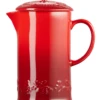 Le Creuset Holly Collectie Cafetière 800 Ml Aardewerk Kersrood 1 Le Creuset Holly Collectie Cafetière 800 Ml Aardewerk Kersrood -Best Drankjes Winkel lc 20200602 zs ps fs 60706080601503 002